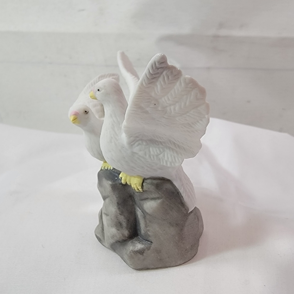 Porcelain Love Birds Doves figurine 4" in Original Box Vintage. - Picture 5 of 5